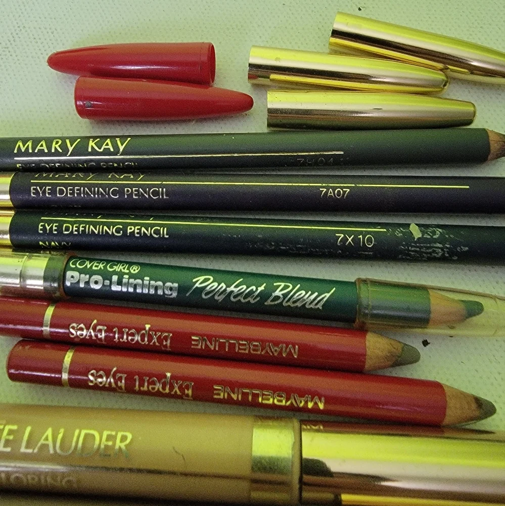 Lot of 10 eye shadow‎ eye liners Maybelline Avon and Mary kay